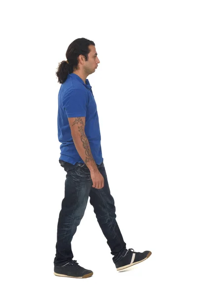 一个穿着休闲装 背景为白色纹身的男人的侧视图 — 图库照片