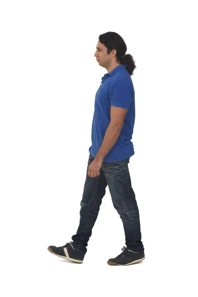 Mann Lässiger Kleidung Mit Tätowierungen Auf Weißem Hintergrund — Stockfoto
