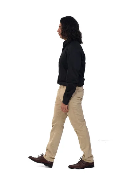 Πλαϊνή Άποψη Ενός Άνδρα Μακριά Μαλλιά Περπάτημα Λευκό Φόντο — Φωτογραφία Αρχείου
