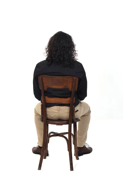 바탕에 의자에 셔츠와 바지를 남자의 뒷모습 — 스톡 사진