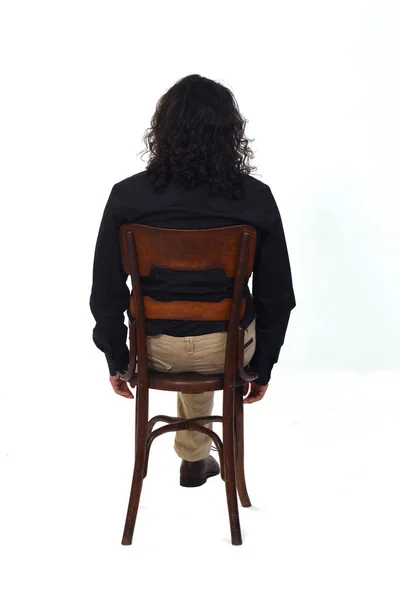 셔츠를 바지를 의자에 다리는 남자의 뒷모습 — 스톡 사진