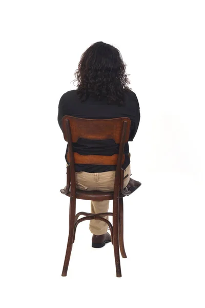 Gömleği Ayakkabısı Pantolonu Sandalyede Oturan Kolları Beyaz Arka Planda Çapraz — Stok fotoğraf