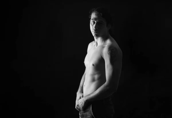 Black White Low Key Portrait Shirtless Man Looking Camera Black — Stock Photo, Image