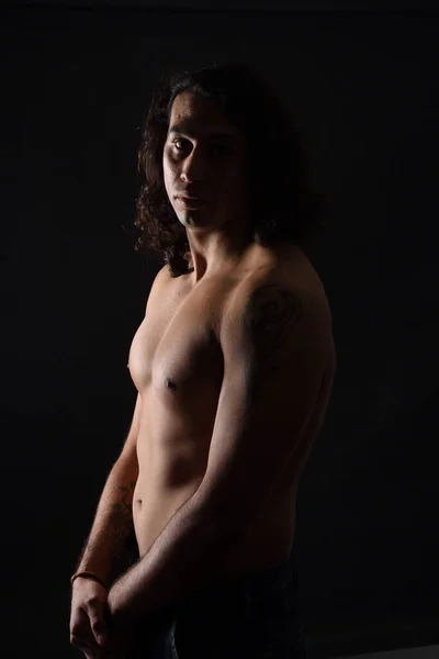 Retrato Clave Baja Del Hombre Sin Camisa Mirando Fondo Negro — Foto de Stock