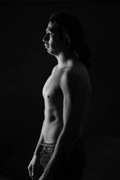 Вид Збоку Портрет Чоловіка Татуюваннями Чорному Тлі — стокове фото