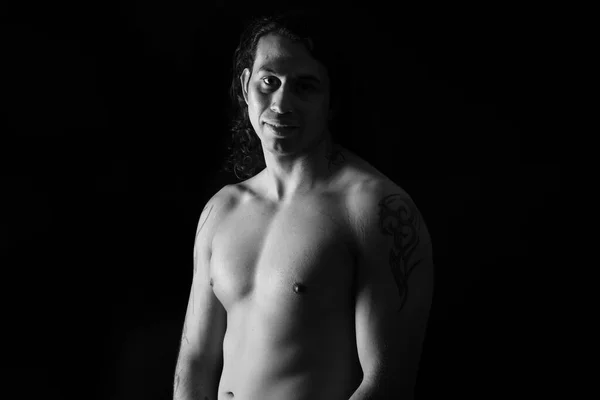 Nízký Klíčový Portrét Muže Dívajícího Kamery Usmívajícího Tetováním Černém Pozadí — Stock fotografie