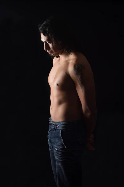 Basso Ritratto Chiave Uomo Guardando Giù Con Tatuaggi Sfondo Nero — Foto Stock