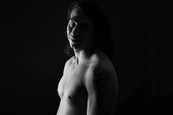 Uzun Sade Saçlı Bir Adamın Portresi Kameraya Bakıyor Siyah Arka — Stok fotoğraf