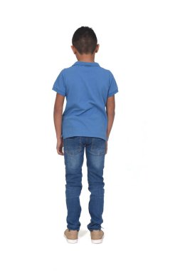 Beyaz arkaplandaki çocuğun dikiz görüntüsü