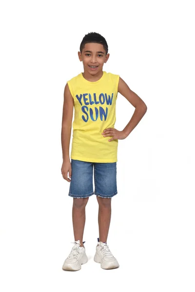 Kompletní Portrét Chlapce Oblečeného Šortkách Bez Rukávů Rukama Boku Bílém — Stock fotografie