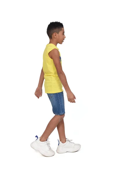 Widok Boku Pełny Portret Chłopca Ubranego Szorty Bez Rękawów Chodzenie — Zdjęcie stockowe