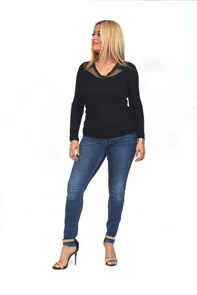 Donna Con Jeans Scarpe Con Tacco Guardare Lato Sfondo Bianco — Foto Stock