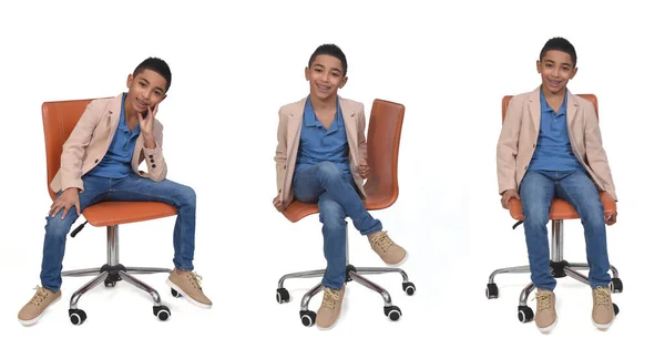Sada Stejného Chlapce Který Sedí Židli Dívá Kameru Bílém Pozadí — Stock fotografie