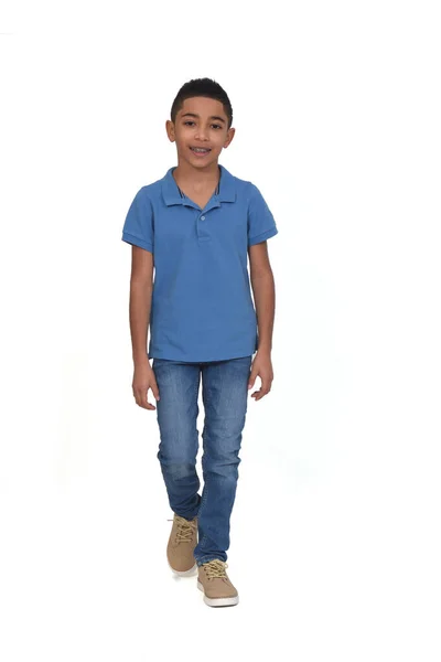 白い背景を歩く少年の正面図 — ストック写真