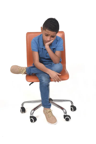 Chlapec Sedí Židli Dívá Podlahu Bílém Pozadí — Stock fotografie