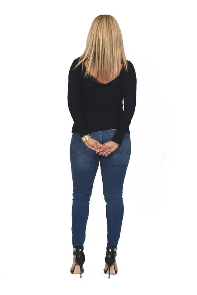 Beyaz Arka Planda Kot Pantolonlu Topuklu Ayakkabılı Bir Kadının Arka — Stok fotoğraf