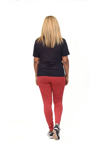 Beyaz Arka Planda Yürüyen Spor Giyimli Bir Kadının Dikiz Görüntüsü — Stok fotoğraf