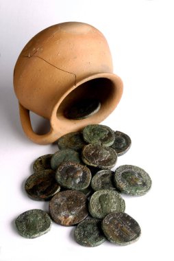 Beyaz arkaplanda izole edilmiş Roma sikkeleri yığını