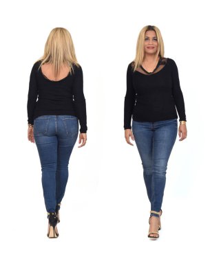 Beyaz arka planda kot ve topuklu ayakkabıları olan aynı kadının arka ve ön görüntüsü.