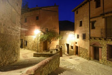 Teruel, Aragon, İspanya 'nın eski Albarracin kasabasında gece