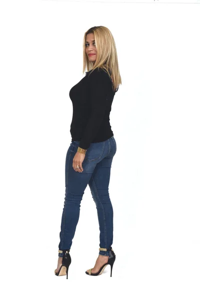 Visão Traseira Uma Mulher Com Jeans Sapatos Salto Olhando Para — Fotografia de Stock