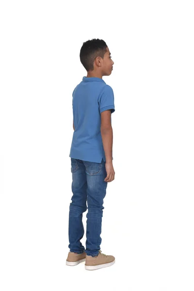 白い背景に立つ少年の姿 — ストック写真
