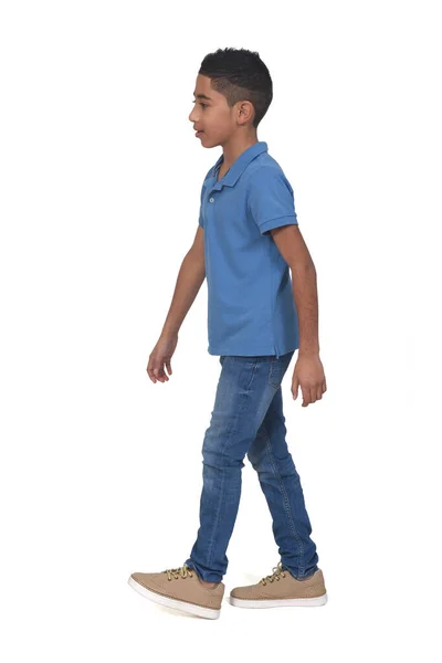 Вид Сбоку Мальчика Идущего Белом Фоне — стоковое фото