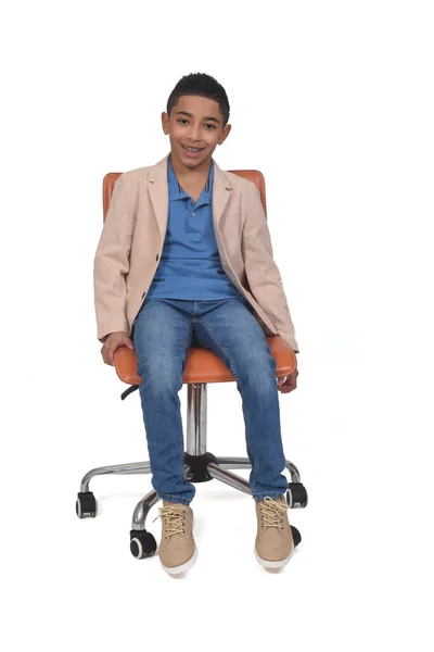 Přední Pohled Chlapce Který Sedí Židli Dívá Kameru Bílém Pozadí — Stock fotografie