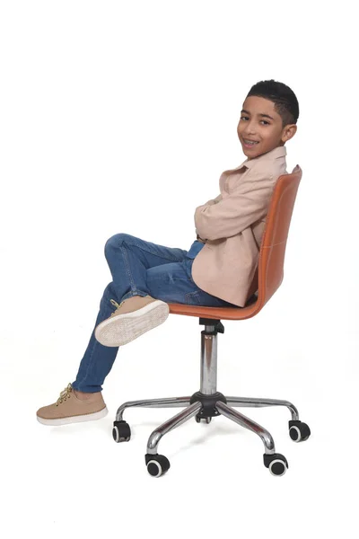 Boční Pohled Chlapce Sedícího Židli Při Pohledu Kameru Nohy Paže — Stock fotografie