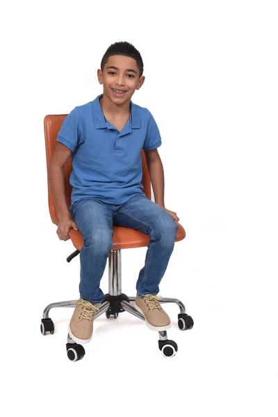 Vue Face Garçon Assis Sur Une Chaise Sur Fond Blanc — Photo