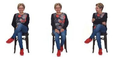 Beyaz arka planda sandalyede oturan aynı kadının ön görüntüsü