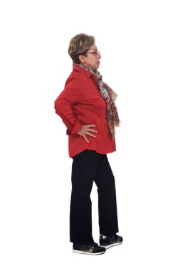 Beyaz arka planda elleri kalçasında yaşlı bir kadının yan görünüşü