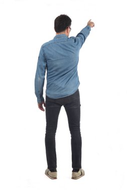 Beyaz arkaplanda bir adamın tam portresinin arka planı