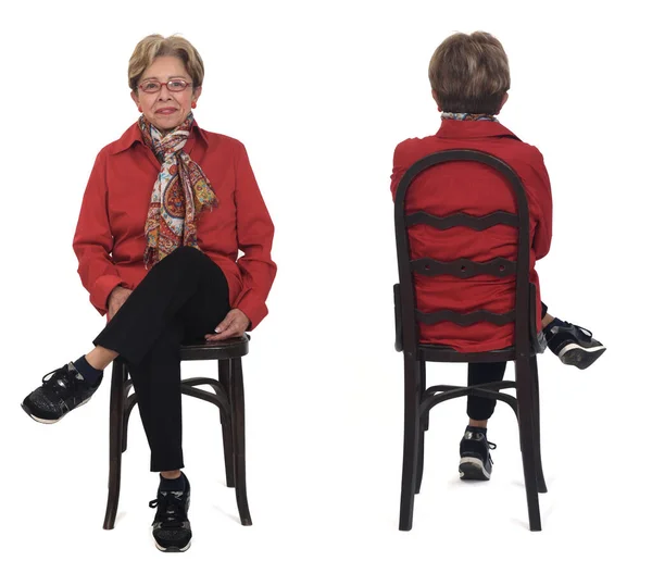 Vista Frente Para Trás Mulher Idosa Sentada Cadeira Fundo Whte — Fotografia de Stock