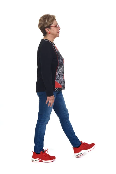 Πλαϊνή Όψη Μιας Σοβαρής Ηλικιωμένης Γυναίκας Που Περπατά Λευκό Φόντο — Φωτογραφία Αρχείου