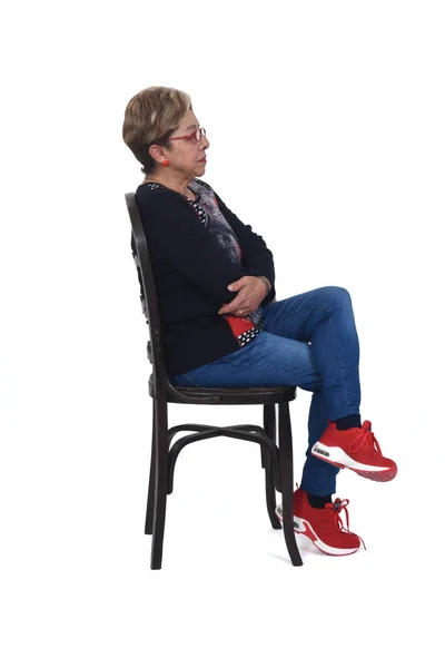 Vista Lateral Retrato Completo Uma Mulher Séria Sentada Cadeira Fundo — Fotografia de Stock