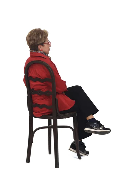 Вид Сбоку Полный Портрет Пожилой Женщины Рубашке Брюках Сидящей Стуле — стоковое фото