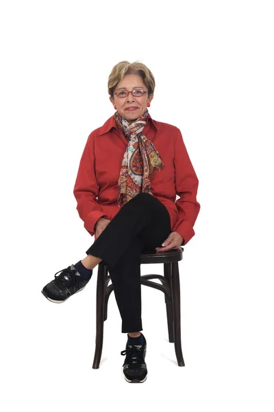 Gömleği Pantolonu Sandalyenin Üzerinde Oturan Yaşlı Bir Kadın Beyaz Arka — Stok fotoğraf