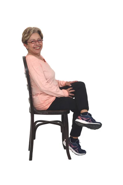 Vista Lateral Retrato Completo Mulher Sênior Feliz Sentada Cadeira Vestida — Fotografia de Stock