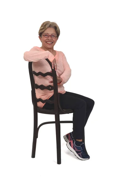 Retrato Completo Mulher Idosa Feliz Sentada Cadeira Vestida Sportswear Virou — Fotografia de Stock