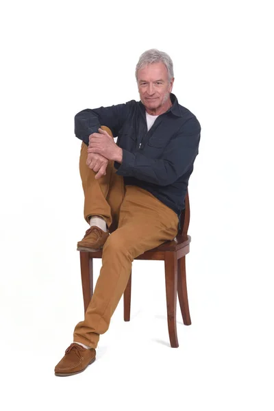Man Sitter Stol Med Foten Stolen Vit Bakgrund — Stockfoto