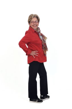 Elleri belinde ve beyaz arka planda kameraya bakan mutlu bir son sınıf öğrencisi.