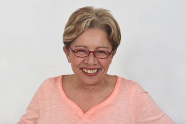 Yaşlı kadın beyaz arka planda gülüyor