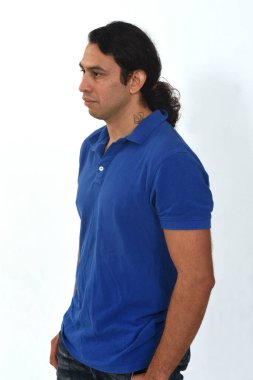 Beyaz arka planda düşünen bir adamın portresi,