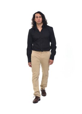 Beyaz arka planda yürüyen adam