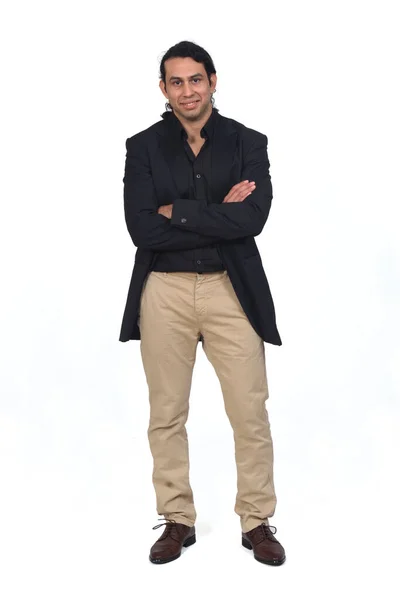 一个面带微笑的男人 身穿衬衫 鞋子和夹克 手臂交叉在白色的背景上 — 图库照片