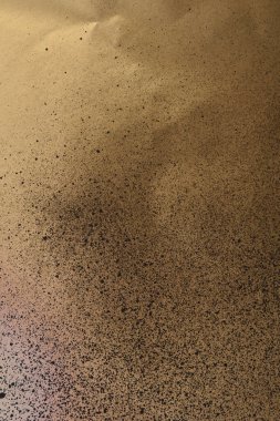 Altın renkli kağıda siyah sprey boya.