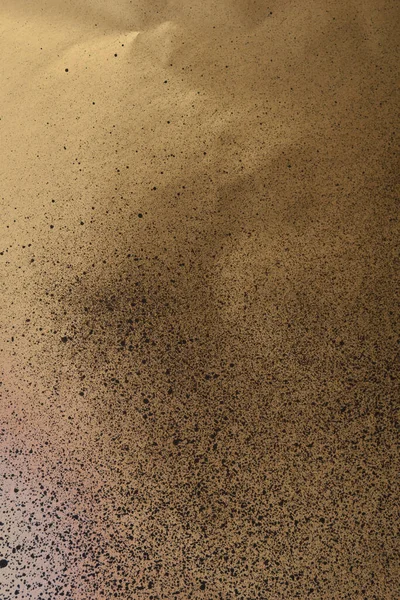 Altın renkli kağıda siyah sprey boya.