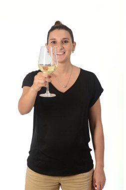 Beyaz arka planda beyaz şarap taşıyan bir kadın.