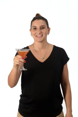Beyaz arka planda elinde bir bardak kokteyl tutan kadın.
